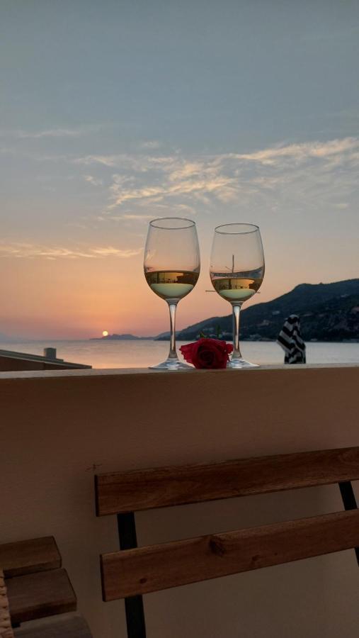 Onar Beachfront Residence, Loutraki Extérieur photo